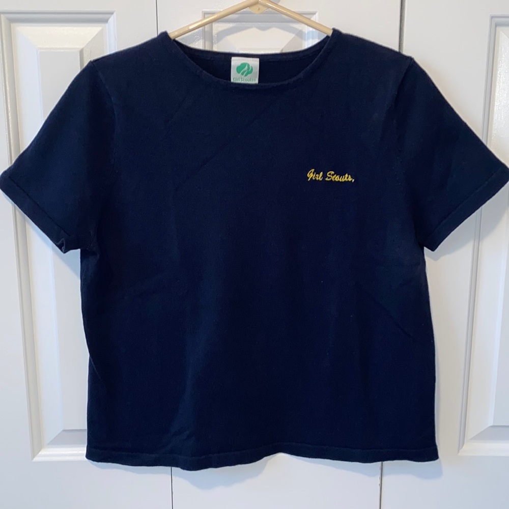 ⚡️Girl Scouts navy short sleeved sweater, adult medium. Like new!